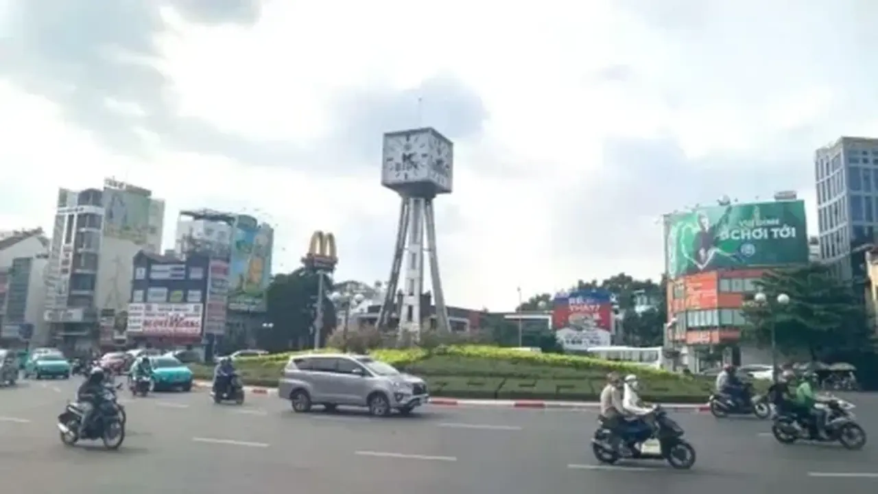 طقس مشمس في مناطق عدة مع احتمالية حدوث عواصف رعدية مساءً